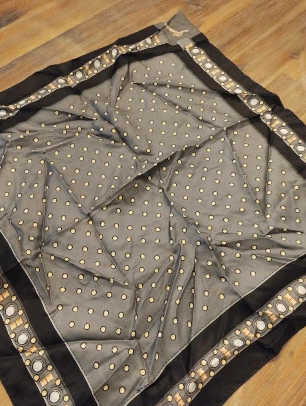 Foulard gris/noir, Soie, GUESS
48*46cm – photo 3